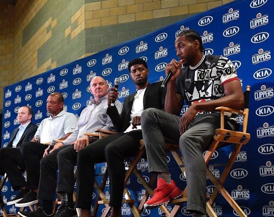 TA：赢球正成为枪手的一种习惯；诺伊尔在定位球防守上很脆弱（TA：阿森纳赢球已成常态；诺伊尔在定位球防守上显脆弱）