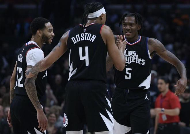 火箭哈登末节爆发连得15分（哈登末节连拿15分引领火箭反扑）