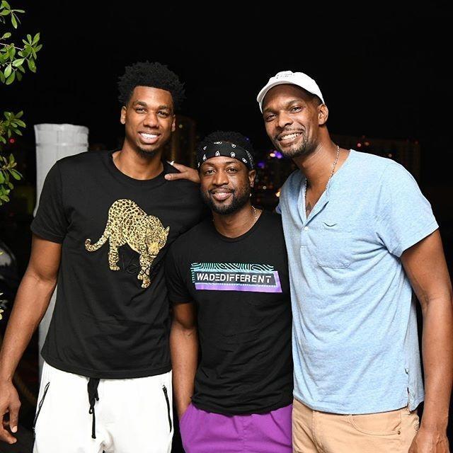 逆天倒勾！40岁C罗一飞冲天：队友对手都看傻了 梦回7年前那一晚（40岁C罗再现惊世倒钩！腾空一击震慑全场，恍若回到七年前那夜）