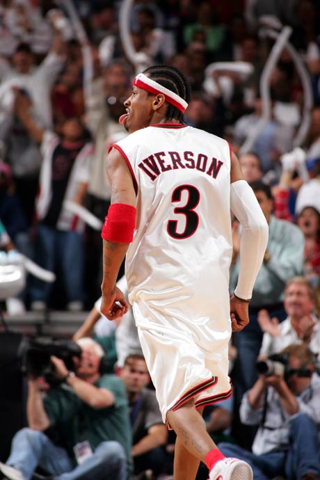 上海市政府向海港赠送冠军贺礼：木雕雄鹰和冠军奖杯刺绣（上海市政府赠海港冠军贺礼：木雕雄鹰与奖杯刺绣）