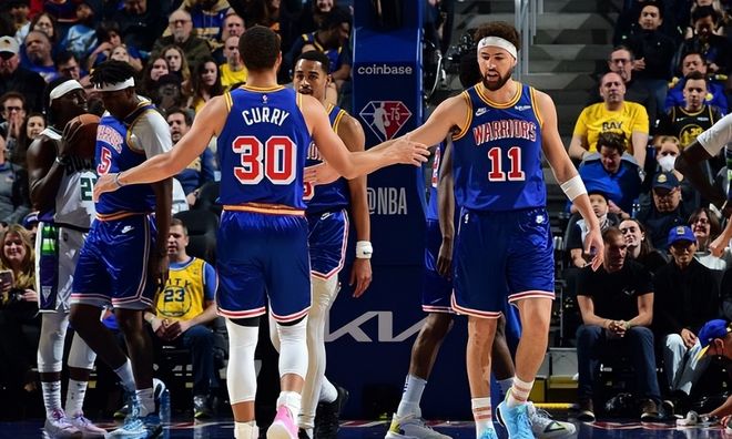 塞维利亚德比前双方极端球迷发生冲突，爆发斗殴并投掷焰火（塞维利亚德比前夕，双方极端球迷对峙升级为斗殴并投掷焰火）