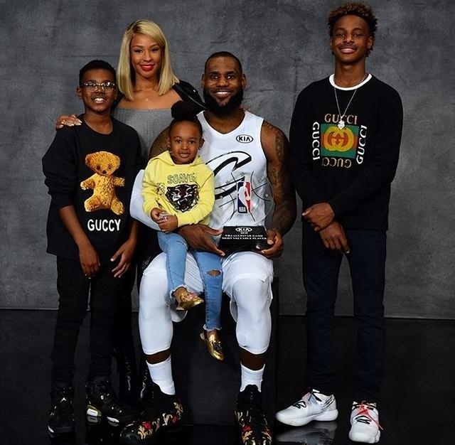 中国龙之队11周年球迷大会圆满举行 共赴山城之约（中国龙之队11周年球迷盛会圆满落幕 相约山城共庆）