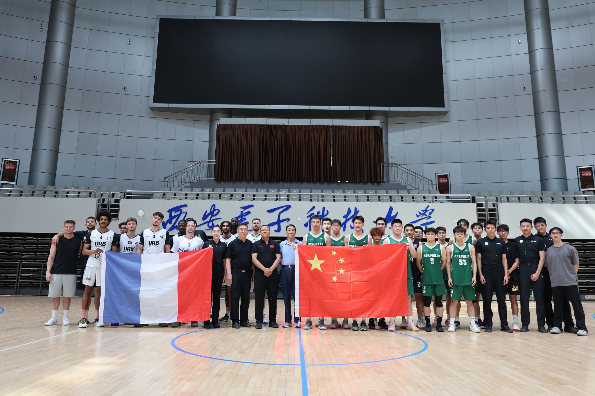 足坛一夜动态：曼城豪取19连胜，巴萨逆转马竞，纽卡热刺互相伤害（今晨足坛速递：曼城19连胜再刷纪录，巴萨逆转马竞，纽卡与热刺两败俱伤）